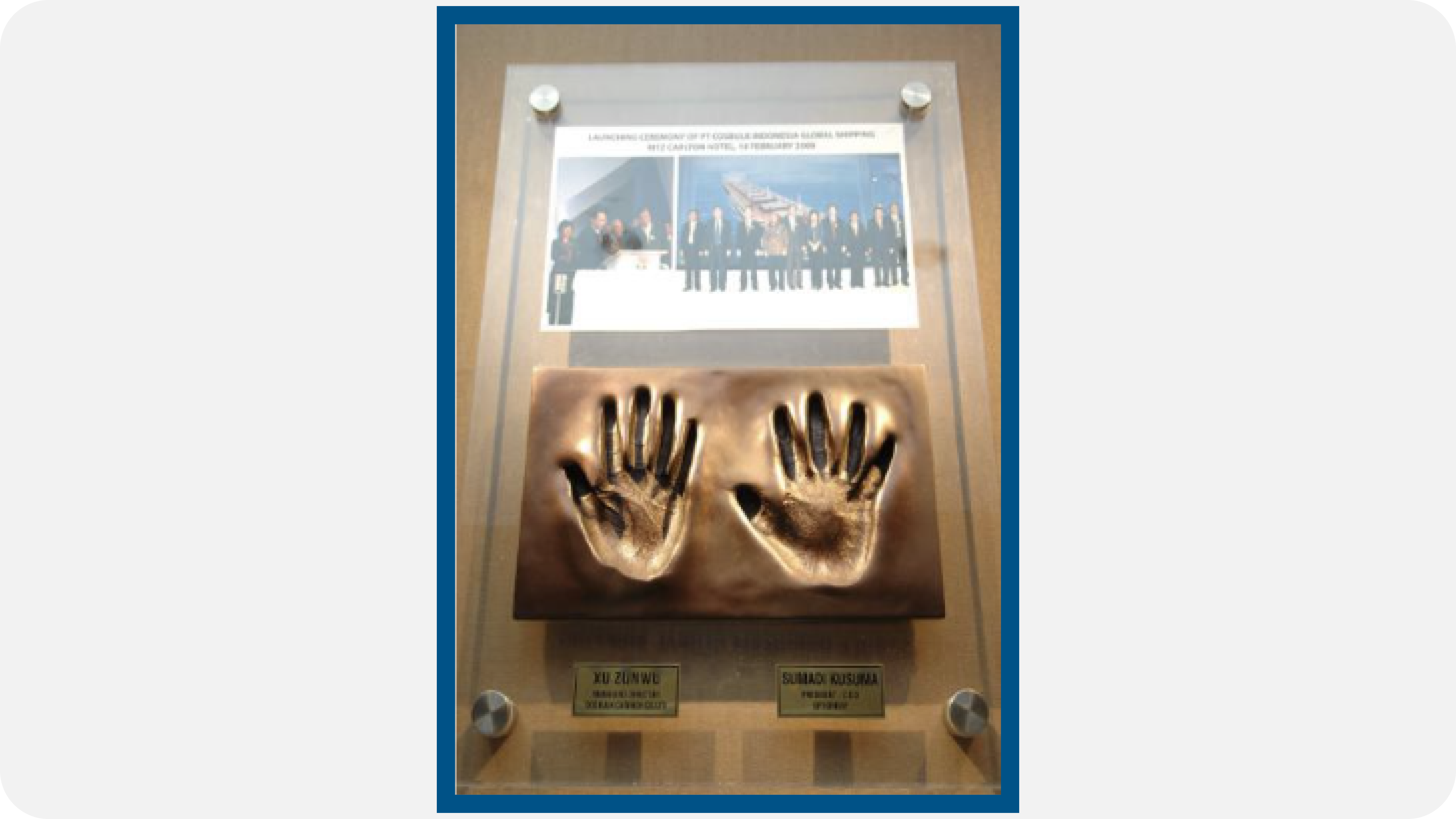 Hand Replica as the Symbol of Collaboration